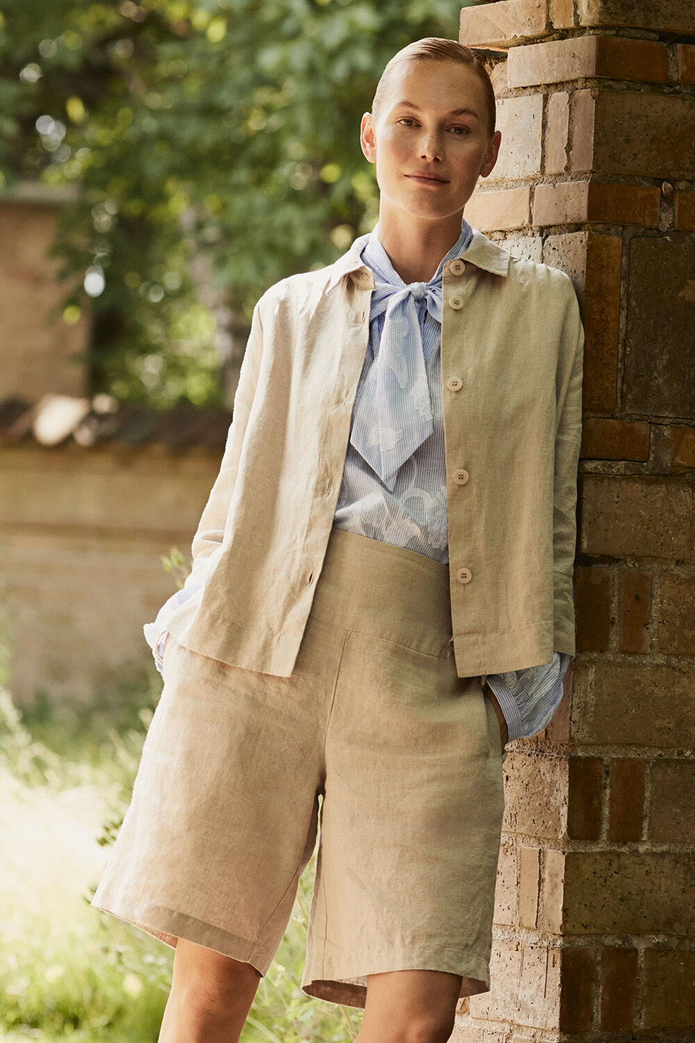 Idakai Skjortejakke - Natural, Bellindra Top - Placid Blue, Pinja Shorts - Natural