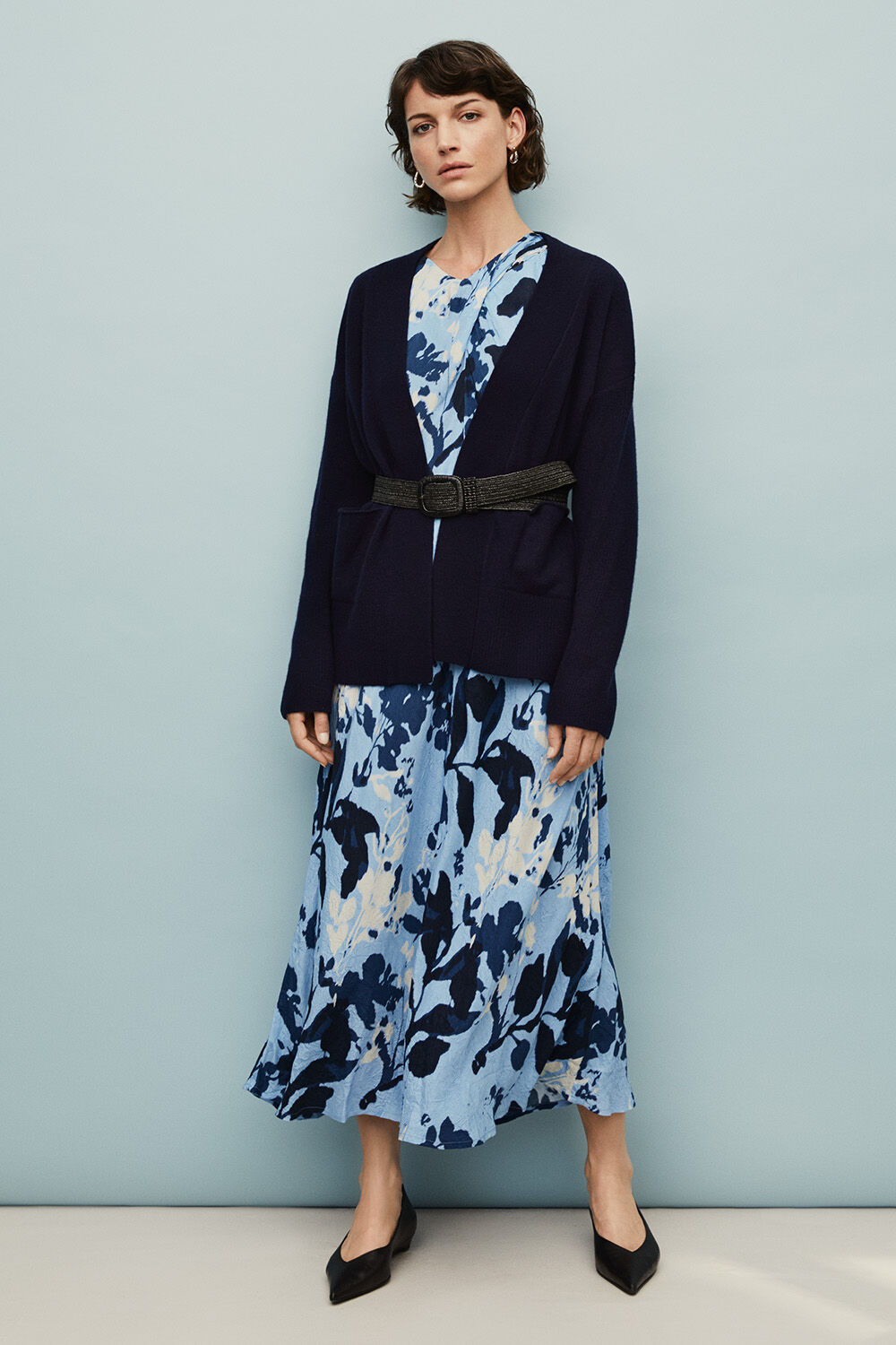 Navienna Kjole - Placid Blue, Lunanja Uld Cardigan - Navy Blazer, Renitha &Oslash;reringe - Silver, Rivula B&aelig;lte - Black